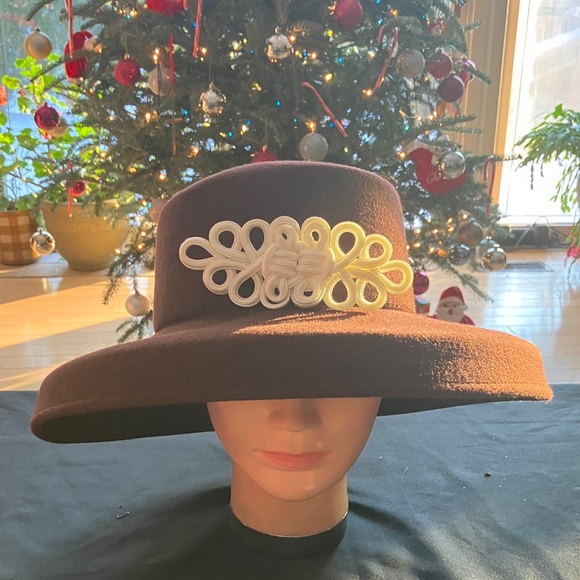 Elegant Brown Wool Hat with White Knotted Accent - Picture 1 of 4